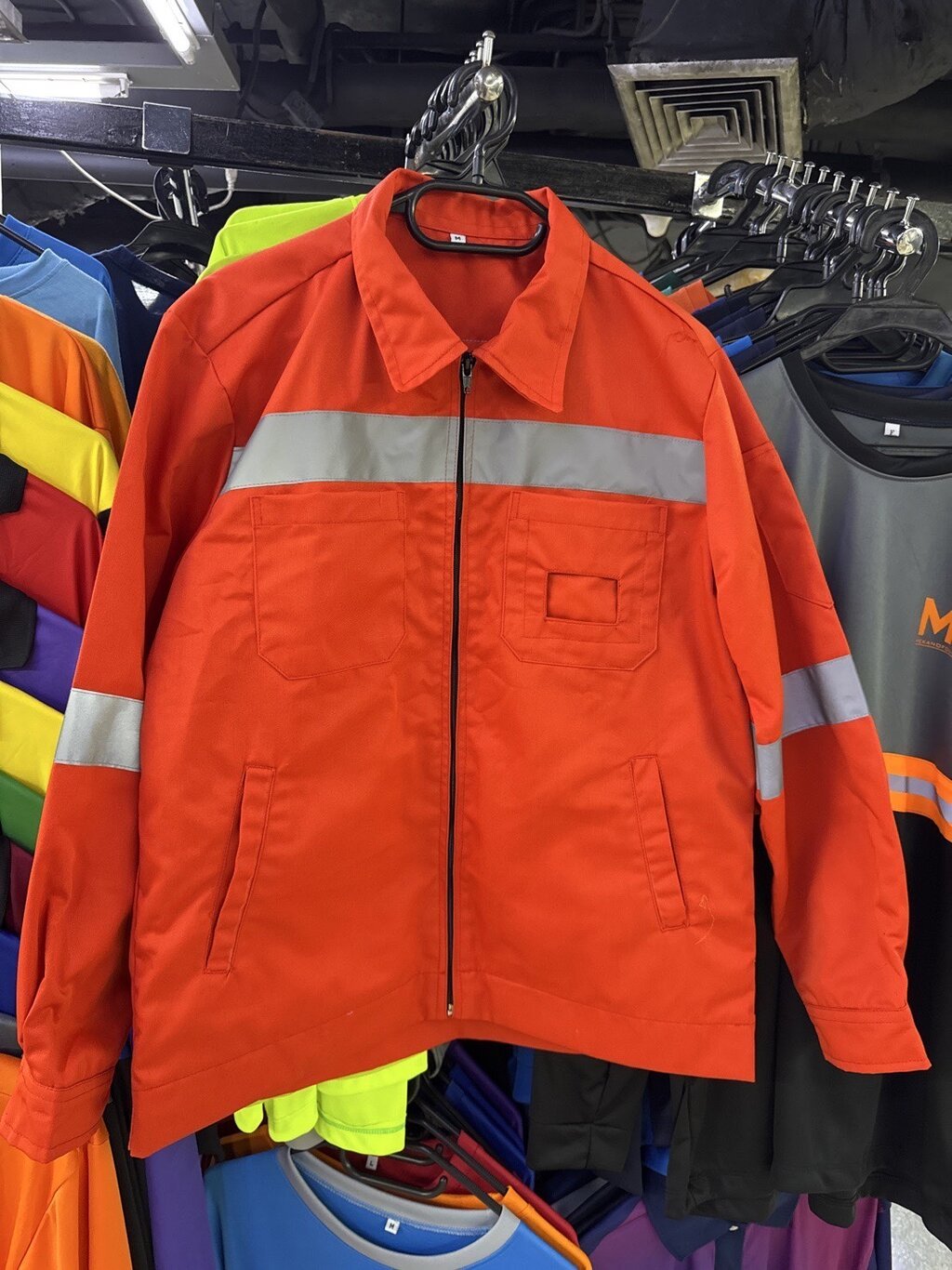 เสื้อคนงานติดแถบสะท้อน